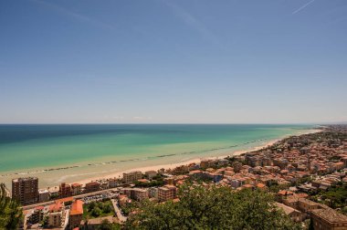 Adriyatik Denizi kıyısından yükselir ve Tesino Nehri 'nin ağzının kuzeyinde yer alır. Kasaba sahil boyunca çevredeki tepelerin yamaçlarına kadar uzanır..