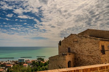 Adriyatik Denizi kıyısından yükselir ve Tesino Nehri 'nin ağzının kuzeyinde yer alır. Kasaba sahil boyunca çevredeki tepelerin yamaçlarına kadar uzanır..