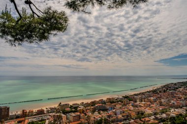 Adriyatik Denizi kıyısından yükselir ve Tesino Nehri 'nin ağzının kuzeyinde yer alır. Kasaba sahil boyunca çevredeki tepelerin yamaçlarına kadar uzanır..