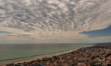 Adriyatik Denizi kıyısından yükselir ve Tesino Nehri 'nin ağzının kuzeyinde yer alır. Kasaba sahil boyunca çevredeki tepelerin yamaçlarına kadar uzanır..
