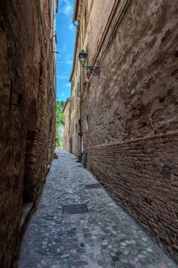 Adriyatik Denizi kıyısından yükselir ve Tesino Nehri 'nin ağzının kuzeyinde yer alır. Kasaba sahil boyunca çevredeki tepelerin yamaçlarına kadar uzanır..