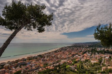 Adriyatik Denizi kıyısından yükselir ve Tesino Nehri 'nin ağzının kuzeyinde yer alır. Kasaba sahil boyunca çevredeki tepelerin yamaçlarına kadar uzanır..