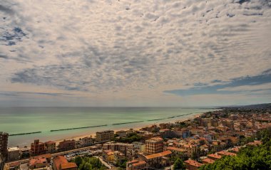 Adriyatik Denizi kıyısından yükselir ve Tesino Nehri 'nin ağzının kuzeyinde yer alır. Kasaba sahil boyunca çevredeki tepelerin yamaçlarına kadar uzanır..