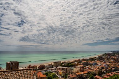 Adriyatik Denizi kıyısından yükselir ve Tesino Nehri 'nin ağzının kuzeyinde yer alır. Kasaba sahil boyunca çevredeki tepelerin yamaçlarına kadar uzanır..