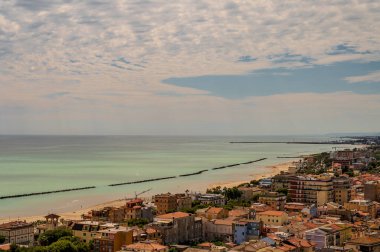 Adriyatik Denizi kıyısından yükselir ve Tesino Nehri 'nin ağzının kuzeyinde yer alır. Kasaba sahil boyunca çevredeki tepelerin yamaçlarına kadar uzanır..