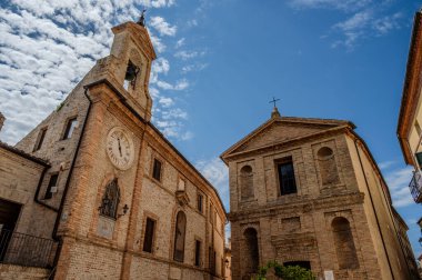 Adriyatik Denizi kıyısından yükselir ve Tesino Nehri 'nin ağzının kuzeyinde yer alır. Kasaba sahil boyunca çevredeki tepelerin yamaçlarına kadar uzanır..