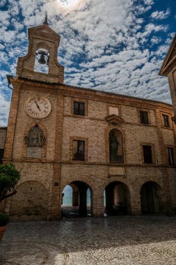 Adriyatik Denizi kıyısından yükselir ve Tesino Nehri 'nin ağzının kuzeyinde yer alır. Kasaba sahil boyunca çevredeki tepelerin yamaçlarına kadar uzanır..