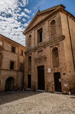 Adriyatik Denizi kıyısından yükselir ve Tesino Nehri 'nin ağzının kuzeyinde yer alır. Kasaba sahil boyunca çevredeki tepelerin yamaçlarına kadar uzanır..