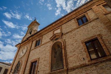 Adriyatik Denizi kıyısından yükselir ve Tesino Nehri 'nin ağzının kuzeyinde yer alır. Kasaba sahil boyunca çevredeki tepelerin yamaçlarına kadar uzanır..