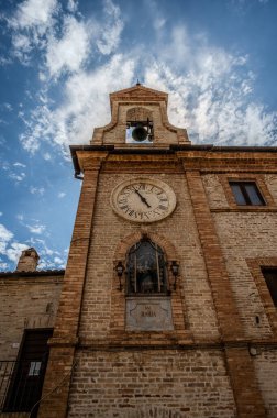 Adriyatik Denizi kıyısından yükselir ve Tesino Nehri 'nin ağzının kuzeyinde yer alır. Kasaba sahil boyunca çevredeki tepelerin yamaçlarına kadar uzanır..