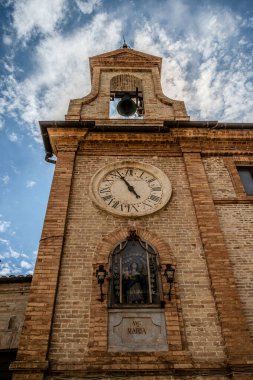 Adriyatik Denizi kıyısından yükselir ve Tesino Nehri 'nin ağzının kuzeyinde yer alır. Kasaba sahil boyunca çevredeki tepelerin yamaçlarına kadar uzanır..