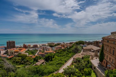 Adriyatik Denizi kıyısından yükselir ve Tesino Nehri 'nin ağzının kuzeyinde yer alır. Kasaba sahil boyunca çevredeki tepelerin yamaçlarına kadar uzanır..