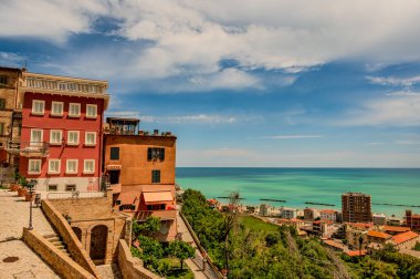 Adriyatik Denizi kıyısından yükselir ve Tesino Nehri 'nin ağzının kuzeyinde yer alır. Kasaba sahil boyunca çevredeki tepelerin yamaçlarına kadar uzanır..