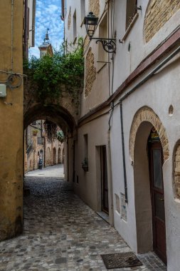 Adriyatik Denizi kıyısından yükselir ve Tesino Nehri 'nin ağzının kuzeyinde yer alır. Kasaba sahil boyunca çevredeki tepelerin yamaçlarına kadar uzanır..