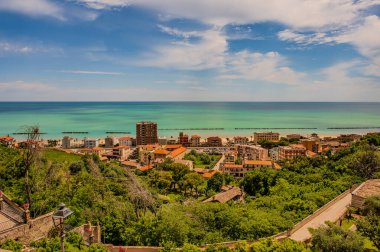 Adriyatik Denizi kıyısından yükselir ve Tesino Nehri 'nin ağzının kuzeyinde yer alır. Kasaba sahil boyunca çevredeki tepelerin yamaçlarına kadar uzanır..