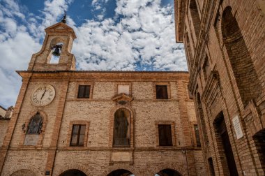 Adriyatik Denizi kıyısından yükselir ve Tesino Nehri 'nin ağzının kuzeyinde yer alır. Kasaba sahil boyunca çevredeki tepelerin yamaçlarına kadar uzanır..