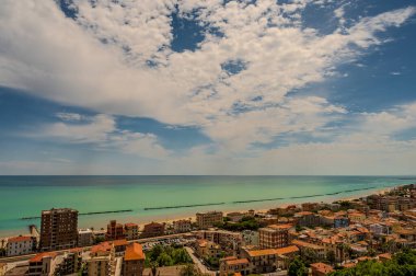 Adriyatik Denizi kıyısından yükselir ve Tesino Nehri 'nin ağzının kuzeyinde yer alır. Kasaba sahil boyunca çevredeki tepelerin yamaçlarına kadar uzanır..