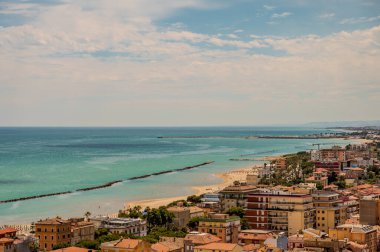 Adriyatik Denizi kıyısından yükselir ve Tesino Nehri 'nin ağzının kuzeyinde yer alır. Kasaba sahil boyunca çevredeki tepelerin yamaçlarına kadar uzanır..
