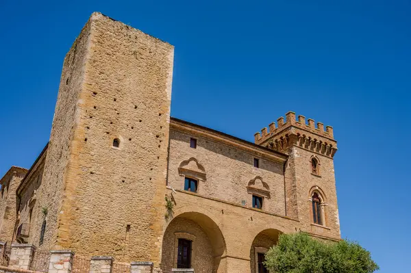 Kale, çok sayıda binayı çevreleyen dört köşe kuleden oluşur. Ayrıca bir bahçeyi çevreleyen duvarlarla çevrilidir..