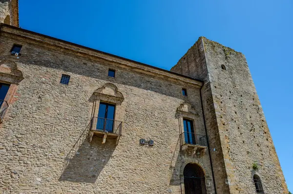 Kale, çok sayıda binayı çevreleyen dört köşe kuleden oluşur. Ayrıca bir bahçeyi çevreleyen duvarlarla çevrilidir..