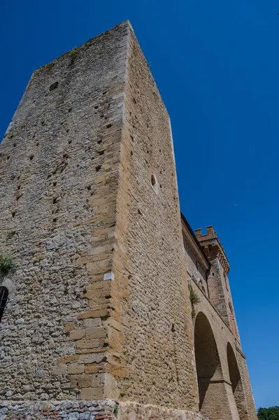 Kale, çok sayıda binayı çevreleyen dört köşe kuleden oluşur. Ayrıca bir bahçeyi çevreleyen duvarlarla çevrilidir..