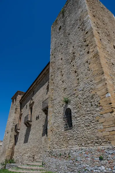Kale, çok sayıda binayı çevreleyen dört köşe kuleden oluşur. Ayrıca bir bahçeyi çevreleyen duvarlarla çevrilidir..