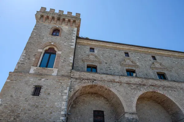 Kale, çok sayıda binayı çevreleyen dört köşe kuleden oluşur. Ayrıca bir bahçeyi çevreleyen duvarlarla çevrilidir..