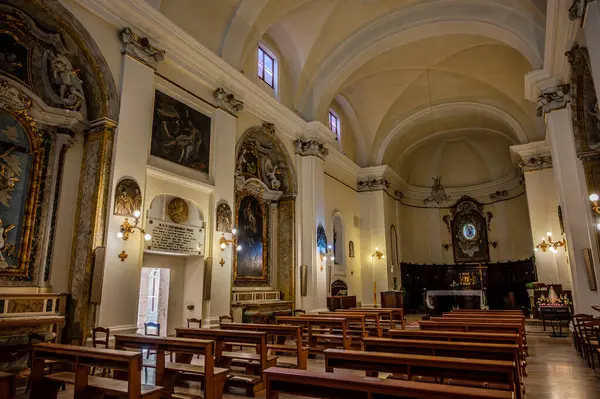 Reform görmüş küçük rahiplerin düzenine ait yapı 17. yüzyılda, vebadan korunan Madonna dei Monti 'ye adanmış küçük bir Marian tapınağının üzerine inşa edildi..