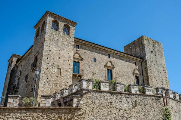 Kale, çok sayıda binayı çevreleyen dört köşe kuleden oluşur. Ayrıca bir bahçeyi çevreleyen duvarlarla çevrilidir..