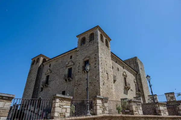 Kale, çok sayıda binayı çevreleyen dört köşe kuleden oluşur. Ayrıca bir bahçeyi çevreleyen duvarlarla çevrilidir..