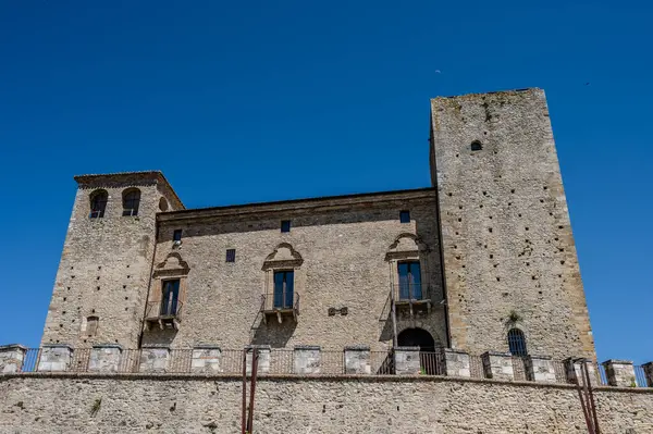 Kale, çok sayıda binayı çevreleyen dört köşe kuleden oluşur. Ayrıca bir bahçeyi çevreleyen duvarlarla çevrilidir..