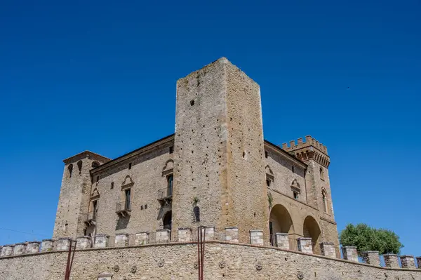 Kale, çok sayıda binayı çevreleyen dört köşe kuleden oluşur. Ayrıca bir bahçeyi çevreleyen duvarlarla çevrilidir..