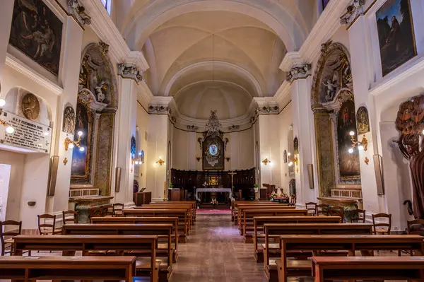 Reform görmüş küçük rahiplerin düzenine ait yapı 17. yüzyılda, vebadan korunan Madonna dei Monti 'ye adanmış küçük bir Marian tapınağının üzerine inşa edildi..