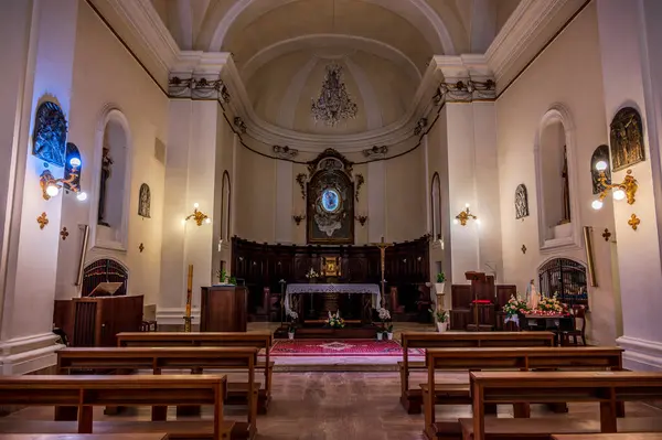 Reform görmüş küçük rahiplerin düzenine ait yapı 17. yüzyılda, vebadan korunan Madonna dei Monti 'ye adanmış küçük bir Marian tapınağının üzerine inşa edildi..