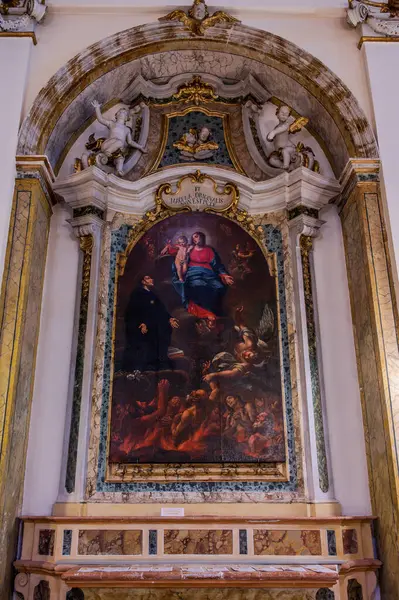 Reform görmüş küçük rahiplerin düzenine ait yapı 17. yüzyılda, vebadan korunan Madonna dei Monti 'ye adanmış küçük bir Marian tapınağının üzerine inşa edildi..