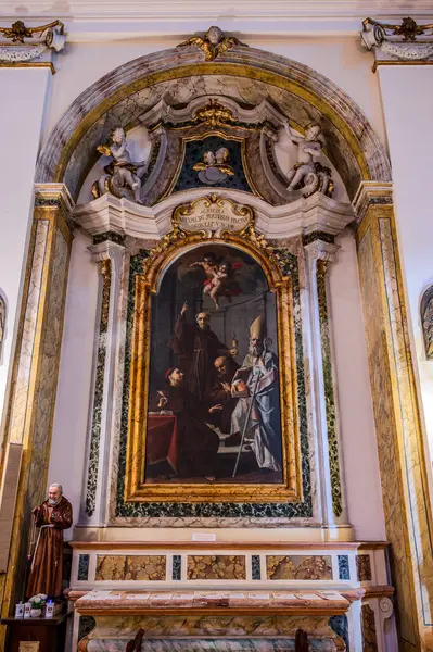 Reform görmüş küçük rahiplerin düzenine ait yapı 17. yüzyılda, vebadan korunan Madonna dei Monti 'ye adanmış küçük bir Marian tapınağının üzerine inşa edildi..