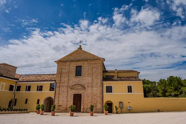 Reform görmüş küçük rahiplerin düzenine ait yapı 17. yüzyılda, vebadan korunan Madonna dei Monti 'ye adanmış küçük bir Marian tapınağının üzerine inşa edildi..