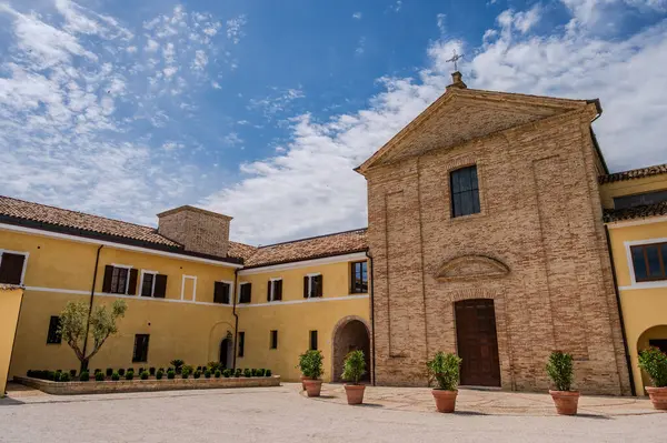 Reform görmüş küçük rahiplerin düzenine ait yapı 17. yüzyılda, vebadan korunan Madonna dei Monti 'ye adanmış küçük bir Marian tapınağının üzerine inşa edildi..