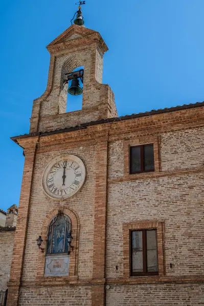 Adriyatik Denizi kıyısından yükselir ve Tesino Nehri 'nin ağzının kuzeyinde yer alır. Kasaba sahil boyunca çevredeki tepelerin yamaçlarına kadar uzanır..