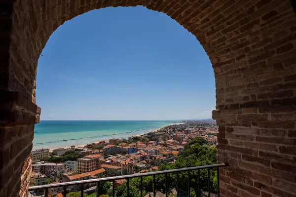 Adriyatik Denizi kıyısından yükselir ve Tesino Nehri 'nin ağzının kuzeyinde yer alır. Kasaba sahil boyunca çevredeki tepelerin yamaçlarına kadar uzanır..