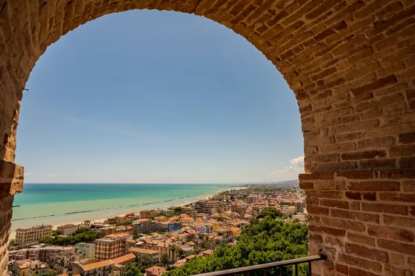 Adriyatik Denizi kıyısından yükselir ve Tesino Nehri 'nin ağzının kuzeyinde yer alır. Kasaba sahil boyunca çevredeki tepelerin yamaçlarına kadar uzanır..