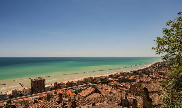 Adriyatik Denizi kıyısından yükselir ve Tesino Nehri 'nin ağzının kuzeyinde yer alır. Kasaba sahil boyunca çevredeki tepelerin yamaçlarına kadar uzanır..