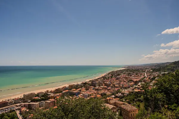 Adriyatik Denizi kıyısından yükselir ve Tesino Nehri 'nin ağzının kuzeyinde yer alır. Kasaba sahil boyunca çevredeki tepelerin yamaçlarına kadar uzanır..