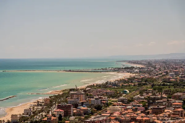 Adriyatik Denizi kıyısından yükselir ve Tesino Nehri 'nin ağzının kuzeyinde yer alır. Kasaba sahil boyunca çevredeki tepelerin yamaçlarına kadar uzanır..