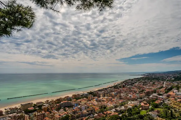 Adriyatik Denizi kıyısından yükselir ve Tesino Nehri 'nin ağzının kuzeyinde yer alır. Kasaba sahil boyunca çevredeki tepelerin yamaçlarına kadar uzanır..