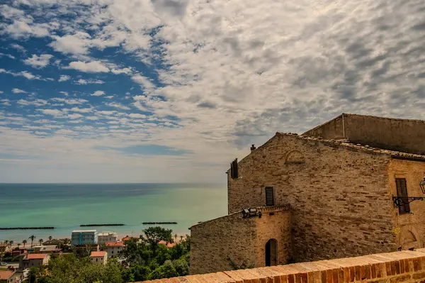 Adriyatik Denizi kıyısından yükselir ve Tesino Nehri 'nin ağzının kuzeyinde yer alır. Kasaba sahil boyunca çevredeki tepelerin yamaçlarına kadar uzanır..