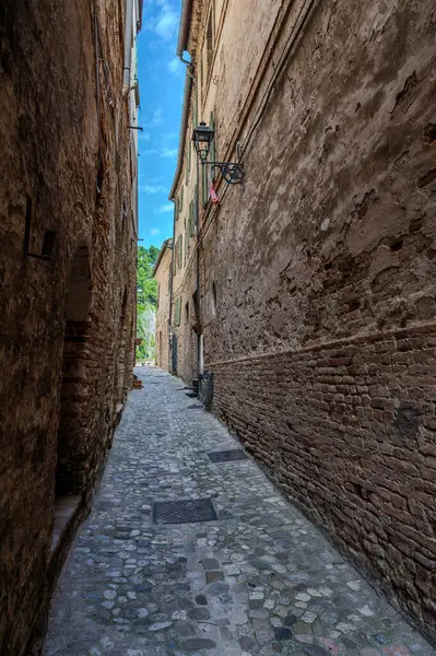 Adriyatik Denizi kıyısından yükselir ve Tesino Nehri 'nin ağzının kuzeyinde yer alır. Kasaba sahil boyunca çevredeki tepelerin yamaçlarına kadar uzanır..