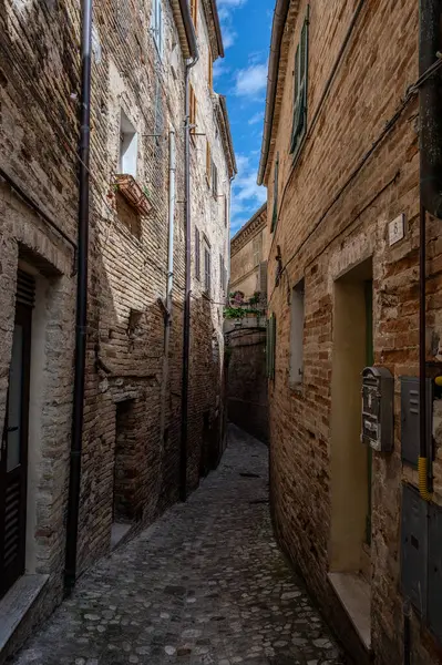 Adriyatik Denizi kıyısından yükselir ve Tesino Nehri 'nin ağzının kuzeyinde yer alır. Kasaba sahil boyunca çevredeki tepelerin yamaçlarına kadar uzanır..