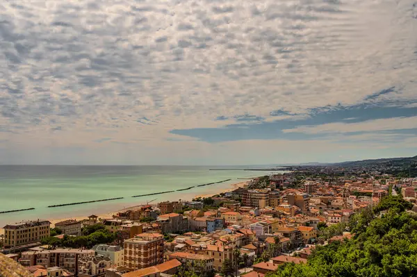 Adriyatik Denizi kıyısından yükselir ve Tesino Nehri 'nin ağzının kuzeyinde yer alır. Kasaba sahil boyunca çevredeki tepelerin yamaçlarına kadar uzanır..