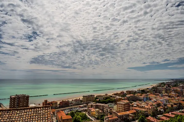 Adriyatik Denizi kıyısından yükselir ve Tesino Nehri 'nin ağzının kuzeyinde yer alır. Kasaba sahil boyunca çevredeki tepelerin yamaçlarına kadar uzanır..
